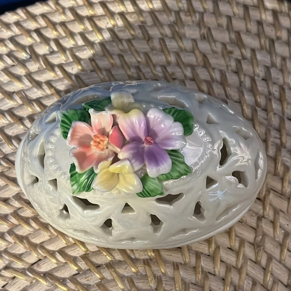 New Iridescent White Porcelain Easter Egg Trinket Box With Flowers & 2 Bunnies